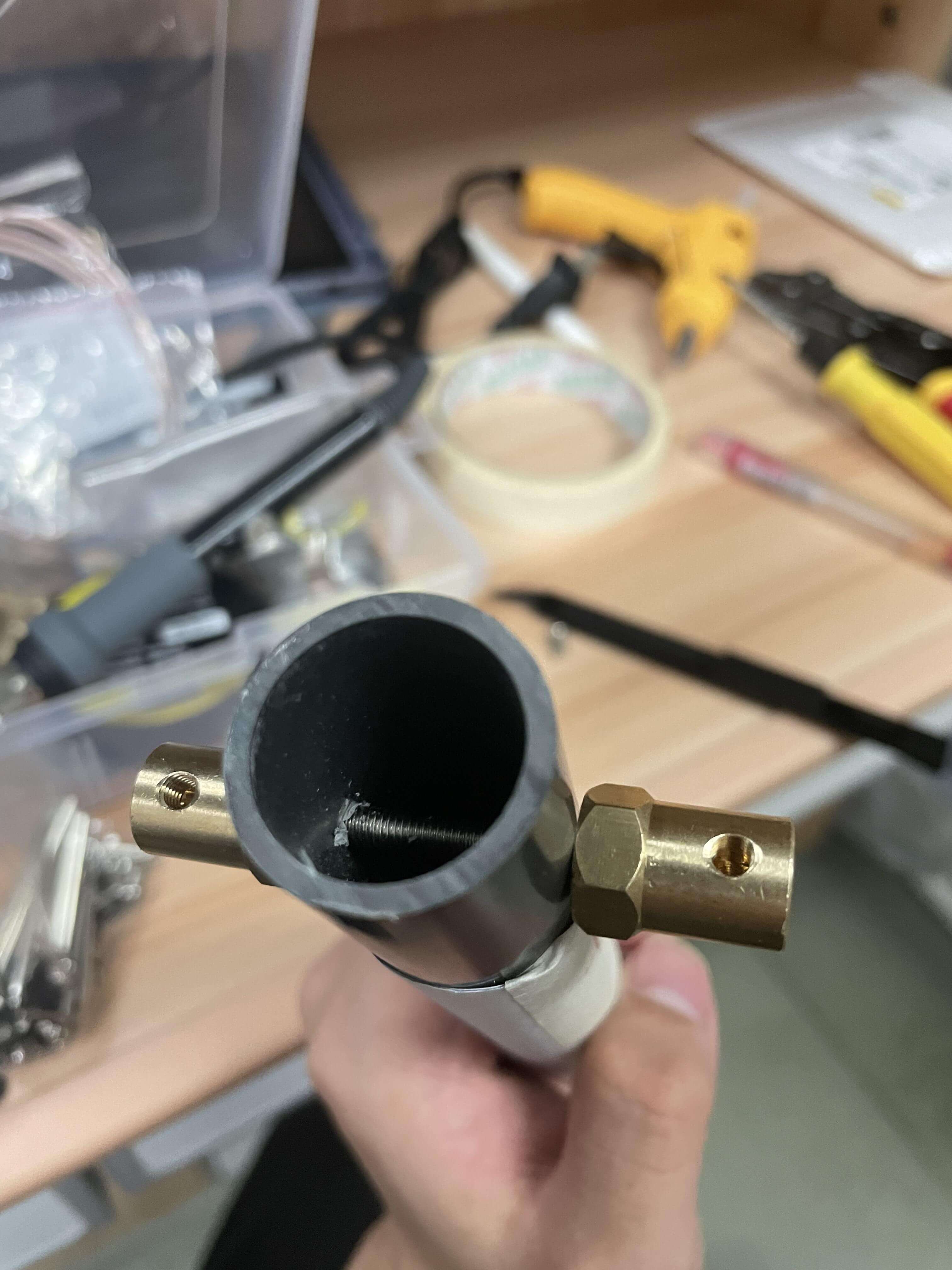 辛辛苦苦打磨的合适管长、使用纸筒定位两端对应打孔