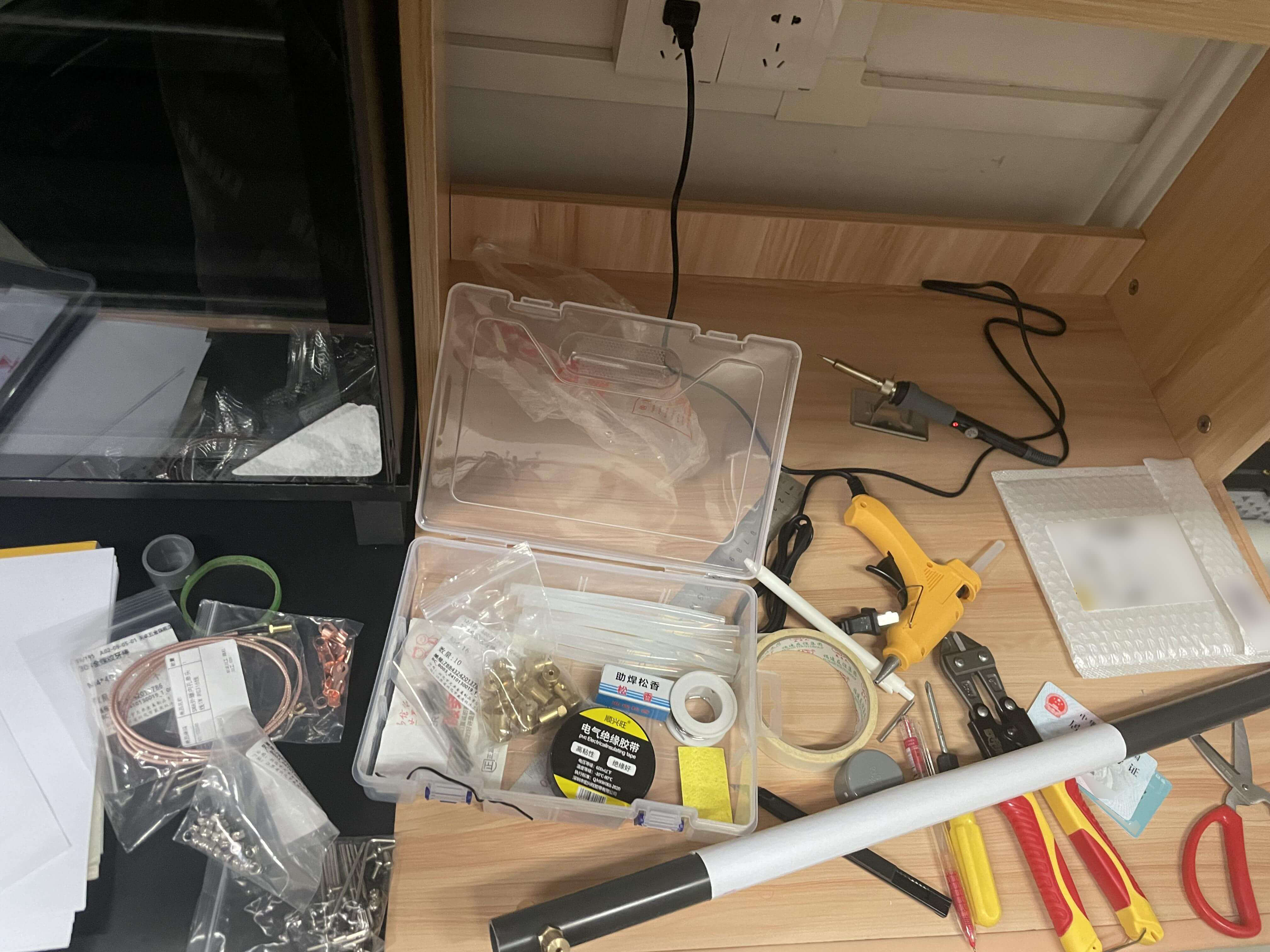 正在制作中混乱的桌面